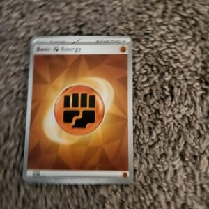 SVE014 Basic Fighting Energy - Prismatic Evolutions - Holo - Pokemon TCG